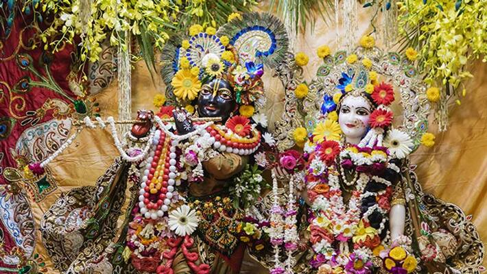 Govardhan Puja 2022 shri krishna drink water from radha feet radha know krshina true love story NTP Govardhan Puja 2022 shri krishna drink water from radha feet radha know krshina true love story NTP