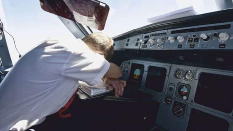 Pilots fall asleep while flying at 37000 feet miss landing