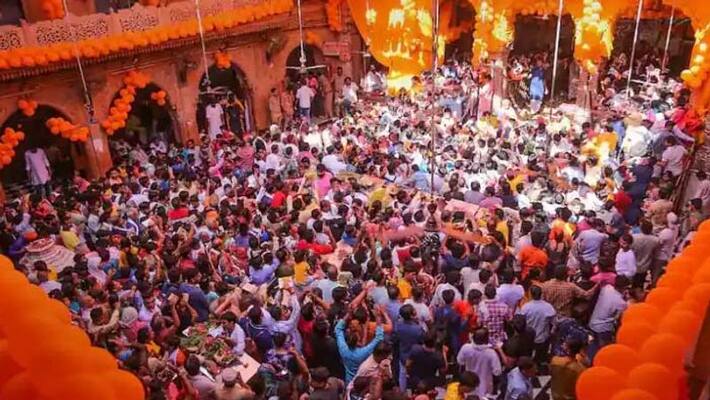 Stampede in Mathura Banke Bihari temple on Janmashtami, death of many devotees KPA Stampede in Mathura Banke Bihari temple on Janmashtami, death of many devotees KPA