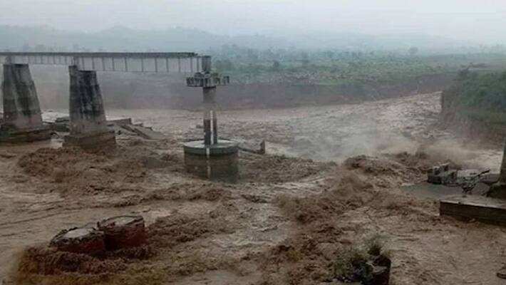 himachal pradesh news railway chakki Bridge collapsed due to heavy rain in kangra pwt himachal pradesh news railway chakki Bridge collapsed due to heavy rain in kangra pwt