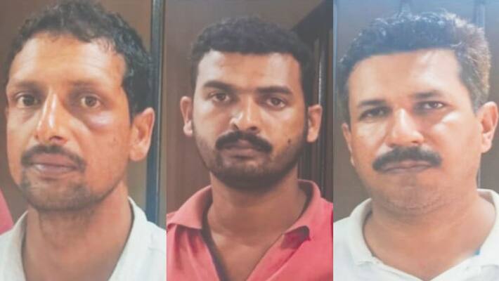 Kuttipuram police arrested three persons with 21 5 kg Cannabis in their car Kuttipuram police arrested three persons with 21 5 kg Cannabis in their car