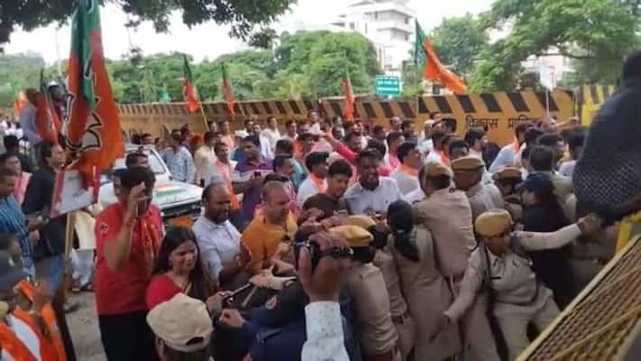 jaipur news pick pockets snatched many BJP workers pocket who doing protest rally at martyr memorial to CM house asc jaipur news pick pockets snatched many BJP workers pocket who doing protest rally at martyr memorial to CM house asc