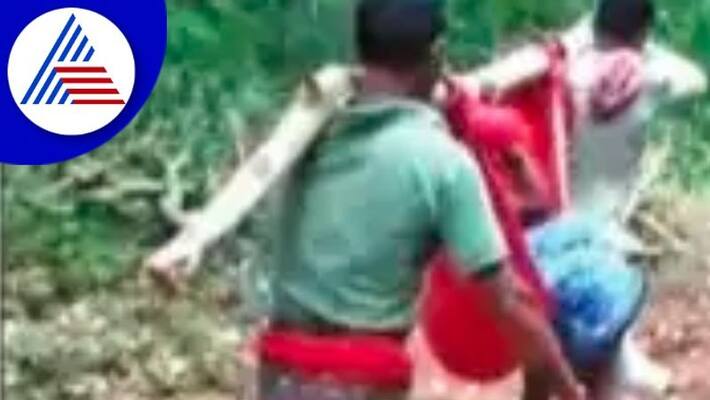 Road chaos Relatives carried the sick old woman to the hospital at uppinangadi kadaba rav Road chaos Relatives carried the sick old woman to the hospital at uppinangadi kadaba rav