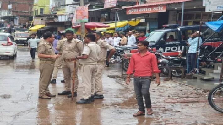 Prayagraj Businessman shot over money dispute police deployed in market in view of tension Prayagraj Businessman shot over money dispute police deployed in market in view of tension
