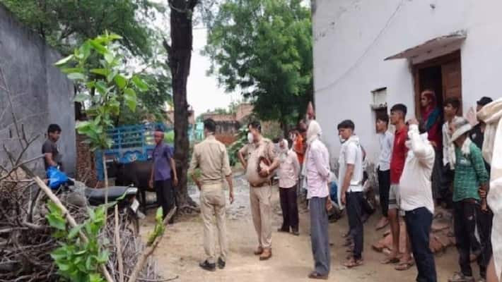 Agra Surprised to see view of rural house after smelling from closed house dead body of youth found hanging from noose this condition Agra Surprised to see view of rural house after smelling from closed house dead body of youth found hanging from noose this condition