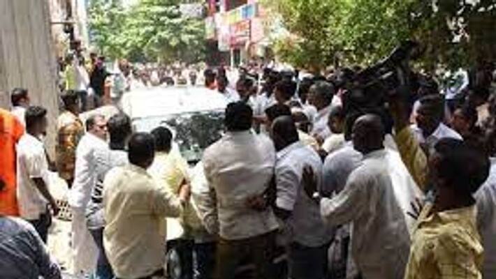 Congress leader Dinesh Gundu Rao car attacked Congress leader Dinesh Gundu Rao car attacked