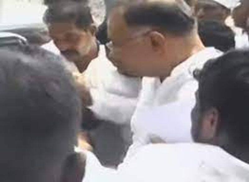 Congress leader Dinesh Gundu Rao car attacked