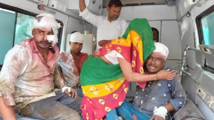 Aligarh Due to old enmity sticks and sticks fiercely fought in two sides more than a dozen people were injured Aligarh Due to old enmity sticks and sticks fiercely fought in two sides more than a dozen people were injured