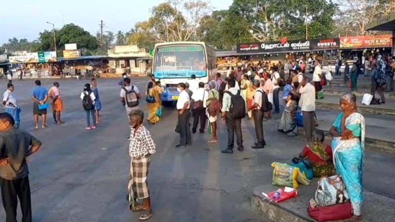 Kanyakumari colachel bus stand Narikuruvar family slap a man viral video