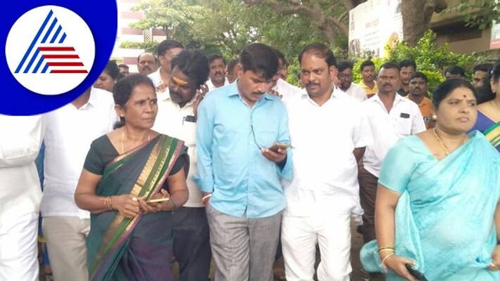 MLA Nehru Olekar supporters taken police custody in Haveri gow MLA Nehru Olekar supporters taken police custody in Haveri gow