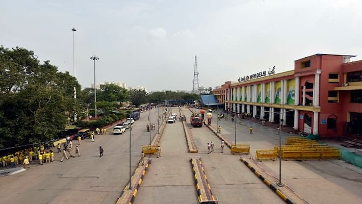 Delhi Police issues traffic advisory ahead of farmers' mahapanchayat at Jantar Mantar AJR Delhi Police issues traffic advisory ahead of farmers' mahapanchayat at Jantar Mantar AJR