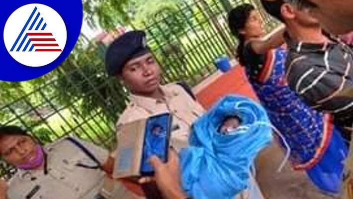 Woman struggling with labor pains, RPF personnel helps her to gave birth on the platform at Banglore railway station akb Woman struggling with labor pains, RPF personnel helps her to gave birth on the platform at Banglore railway station akb
