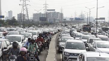 Air pollution : Heavy traffic jam on Delhi-Gurugram Expressway, Ambulance stuck over diwali shopping - bsb Air pollution : Heavy traffic jam on Delhi-Gurugram Expressway, Ambulance stuck over diwali shopping - bsb