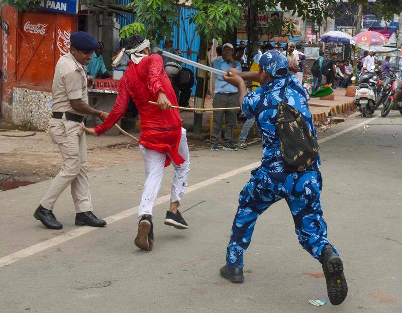 Police lathi charge on  unemployed teacher candidates protest in Patna, shocking photos kpa