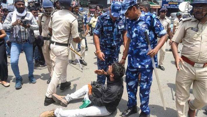 Police lathi charge on unemployed teacher candidates protest in Patna, shocking photos kpa Police lathi charge on unemployed teacher candidates protest in Patna, shocking photos kpa