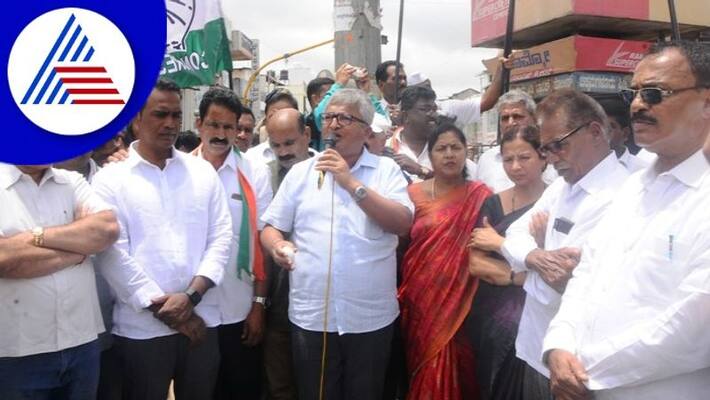 Congress distribute eggs to Chikkamagaluru school students against siddaramaiah egg attack gow Congress distribute eggs to Chikkamagaluru school students against siddaramaiah egg attack gow