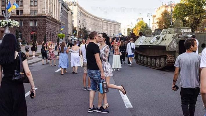Russia Ukraine War, Ukraine Independence Day and A couple kisses each other on the central street of Kyiv kpa Russia Ukraine War, Ukraine Independence Day and A couple kisses each other on the central street of Kyiv kpa