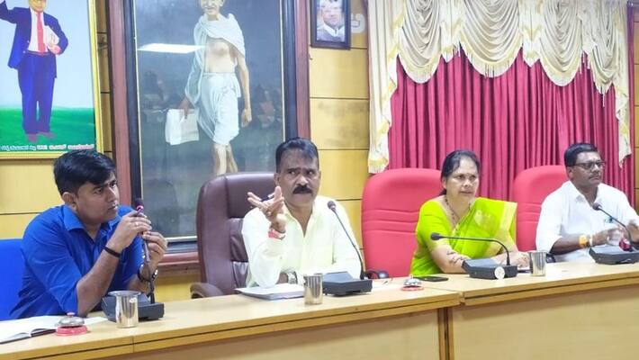 DC booked IDSMT shop without coming to the attention of Municipal Chairman: outrage at sirsi DC booked IDSMT shop without coming to the attention of Municipal Chairman: outrage at sirsi
