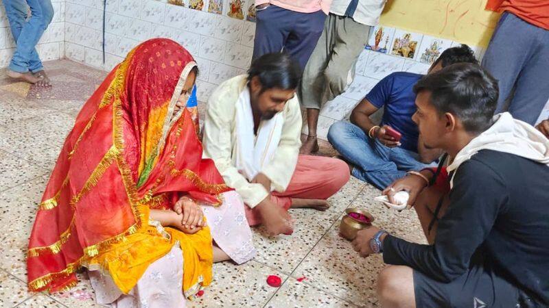 palamu news man put sindoor in woman forehead and got married in temple asc