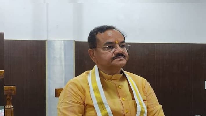 Pratapgarh SP MLA Brajesh Mishra gave a big blow to Akhilesh took off red cap and accused party Pratapgarh SP MLA Brajesh Mishra gave a big blow to Akhilesh took off red cap and accused party