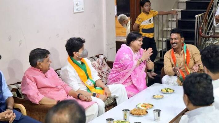 indore news Jyotiraditya Scindia suddenly reached Kailash vijayvargiya house shocked to see his surprise pwt indore news Jyotiraditya Scindia suddenly reached Kailash vijayvargiya house shocked to see his surprise pwt