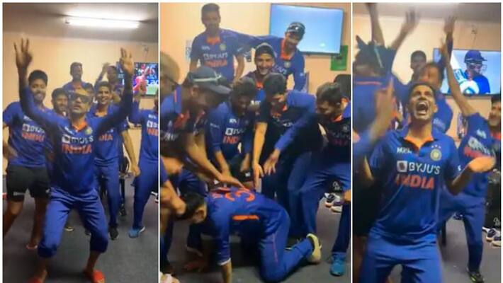 Indian Cricketers dance in Kala Chasma song after win odi series against zimbabwe see viral video spb Indian Cricketers dance in Kala Chasma song after win odi series against zimbabwe see viral video spb