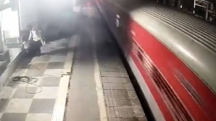 Man pushed his wife in front of a moving train in Palghar district of Maharashtra akb Man pushed his wife in front of a moving train in Palghar district of Maharashtra akb