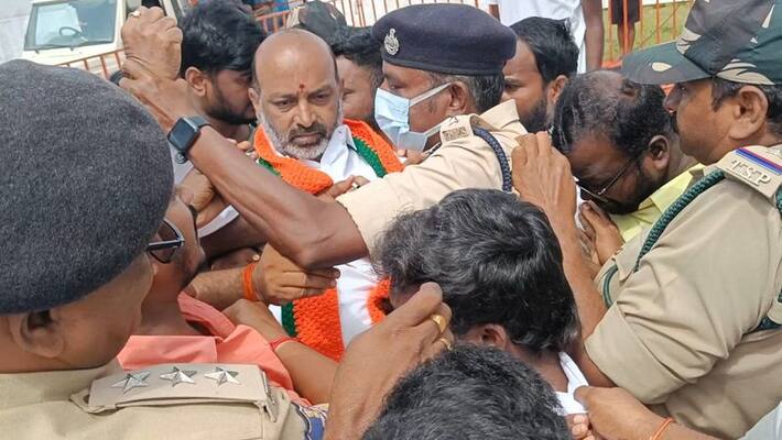 police stopped telangana bjp chief bandi sanjay at jagtial police stopped telangana bjp chief bandi sanjay at jagtial