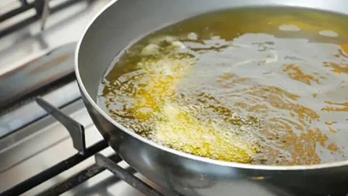 Wife pours boiling oil on cheating husband in Hyderabad Wife pours boiling oil on cheating husband in Hyderabad