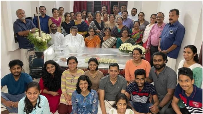 Family photo viral on Social media After death of Grandmother relative says smile while funeral was not a mistake ckm Family photo viral on Social media After death of Grandmother relative says smile while funeral was not a mistake ckm