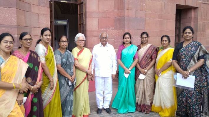 Women Leaders Meet President Draupadi murmu and complaint against gorantla madhav Women Leaders Meet President Draupadi murmu and complaint against gorantla madhav