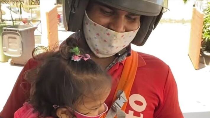 Viral video of woman food delivery agent with her two children zomato also reacts apa Viral video of woman food delivery agent with her two children zomato also reacts apa