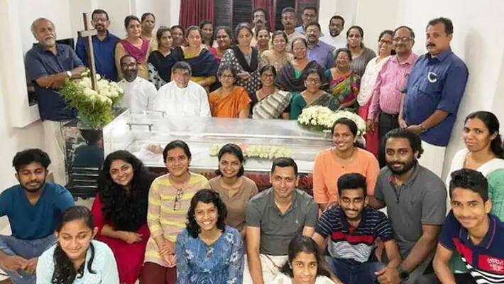 family kept smiling even at the funeral of 95 year old mother in Mallapalli kpg family kept smiling even at the funeral of 95 year old mother in Mallapalli kpg