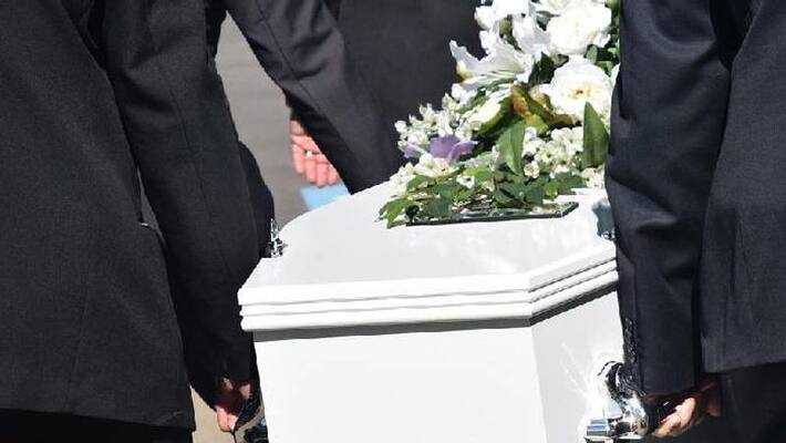 3 year old girl wakes up at her funeral parents taken into hospital again Doctors declared her dead ckm 3 year old girl wakes up at her funeral parents taken into hospital again Doctors declared her dead ckm