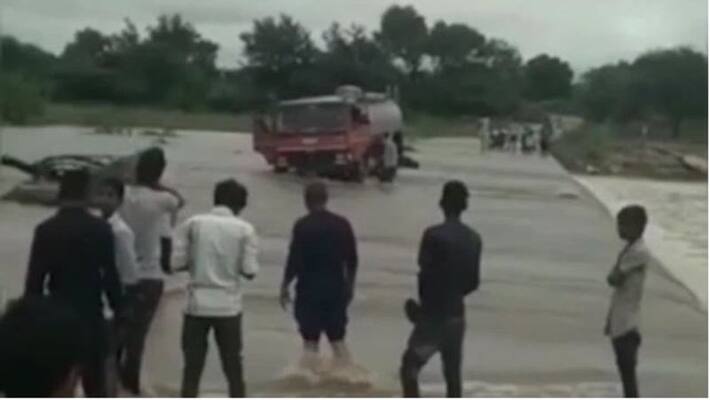 jaipur weather news monsoon update due to heavy rainfall flood condition in state vihecle washed away in water see video asc jaipur weather news monsoon update due to heavy rainfall flood condition in state vihecle washed away in water see video asc