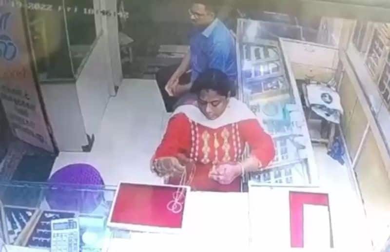 dmk ward secretary caught on cctv while stealing jewelry