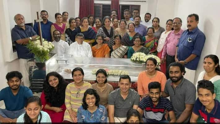 Photo Of Smiling Relatives At Funeral In Kerala Divides Internet Photo Of Smiling Relatives At Funeral In Kerala Divides Internet