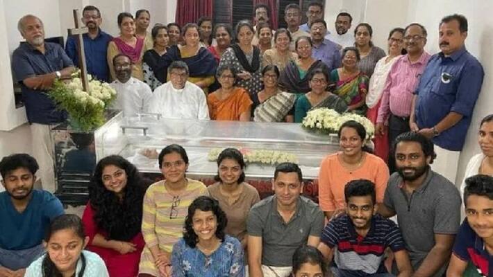 emotional story photo of smiling faces of family members with dead body before the funeral in kerala kpr emotional story photo of smiling faces of family members with dead body before the funeral in kerala kpr