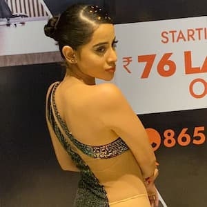 Alia Bhatt Ki Sexy Video Xxxnxxx Choot Mein Lund - SEXY Video and Pictures: Urfi Javed aka Uorfi poses in a SEXY  sheer-glittery dress; Yay or Nay?