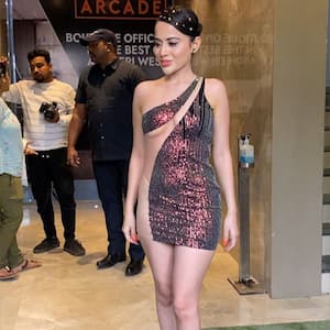 300px x 300px - SEXY Video and Pictures: Urfi Javed aka Uorfi poses in a SEXY  sheer-glittery dress; Yay or Nay?