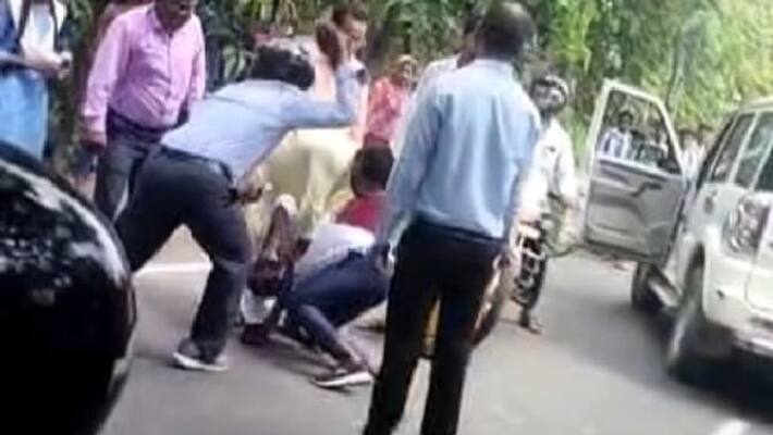 Kushinagar Teachers brutally beat up student on road demanding action from CM Yogi by tweeting video Kushinagar Teachers brutally beat up student on road demanding action from CM Yogi by tweeting video