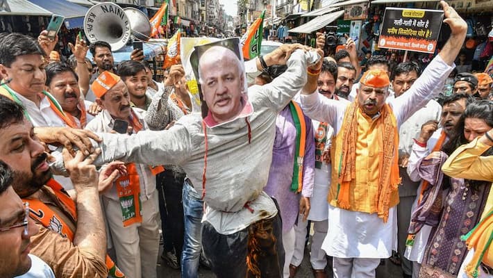 PM Modi trying topple Delhi govt, Kejriwal has called a meeting of all Delhi MLAs kpa PM Modi trying topple Delhi govt, Kejriwal has called a meeting of all Delhi MLAs kpa