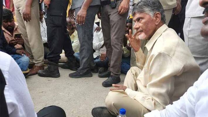 TDP Chief Chandrababu Naidu Conducts Protest in Kuppam TDP Chief Chandrababu Naidu Conducts Protest in Kuppam