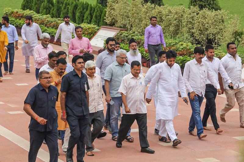 PM Modi trying topple Delhi govt, Kejriwal has called a meeting of all Delhi MLAs kpa