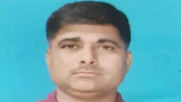 Agra retired soldier army shot miscreants condition he told whole story after reaching police station scooty Agra retired soldier army shot miscreants condition he told whole story after reaching police station scooty
