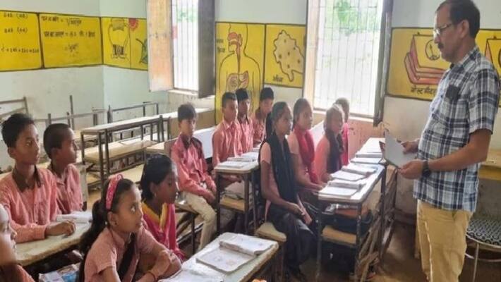 Children exposed to eating salt and bread in mid day meal Block Education Officer took big action Children exposed to eating salt and bread in mid day meal Block Education Officer took big action