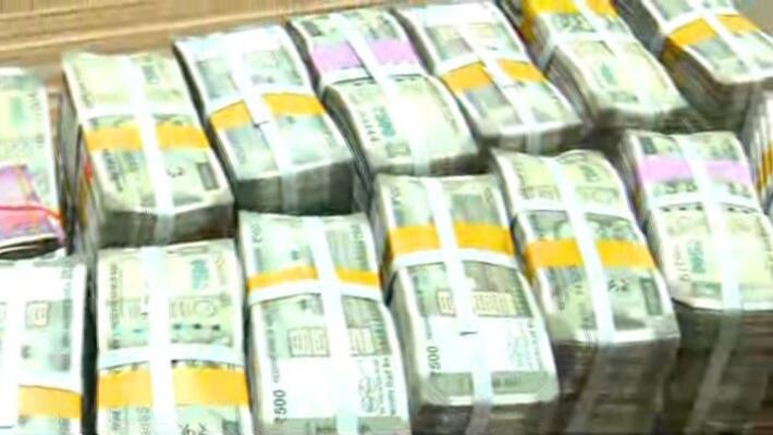 72 lakhs balack money caught by palakad police 72 lakhs balack money caught by palakad police