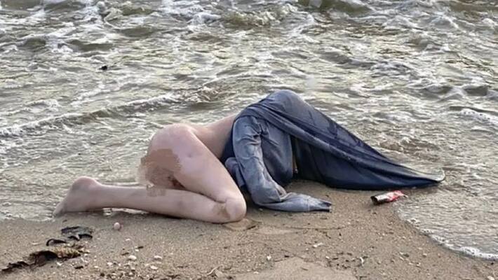 Sex toy on the beach, People mistook it as corpse and called the police in akb Sex toy on the beach, People mistook it as corpse and called the police in akb