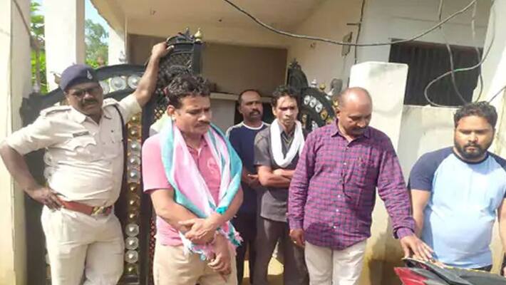 dindori news wife died due to illness Husband made grave at home pwt dindori news wife died due to illness Husband made grave at home pwt