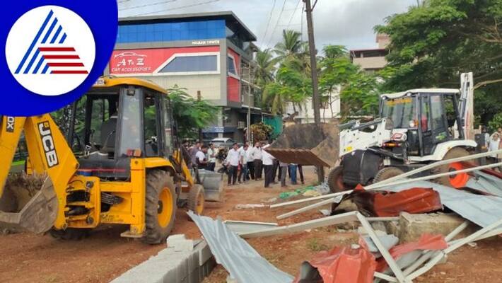 Udupi municipality demolished temporary shed of poor fishermen gow Udupi municipality demolished temporary shed of poor fishermen gow
